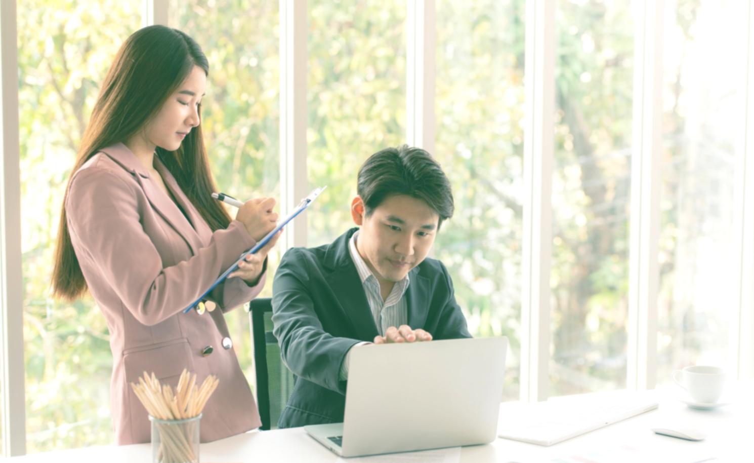 Peserta sedang mempraktikkan analisis keuangan dengan pendampingan mentor